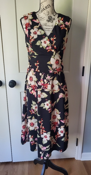 Gorgeous Floral Dress - Picture 1 of 6